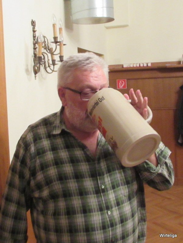 willi beim antrinken - 2017 Siegerehrung Weinviertel Ost