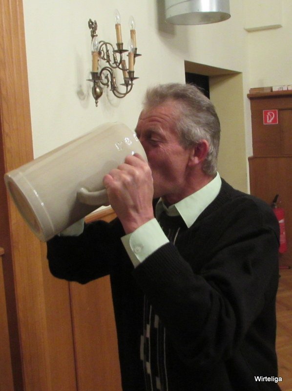 Karl beim weitertrinken... - 2017 Siegerehrung Weinviertel Ost